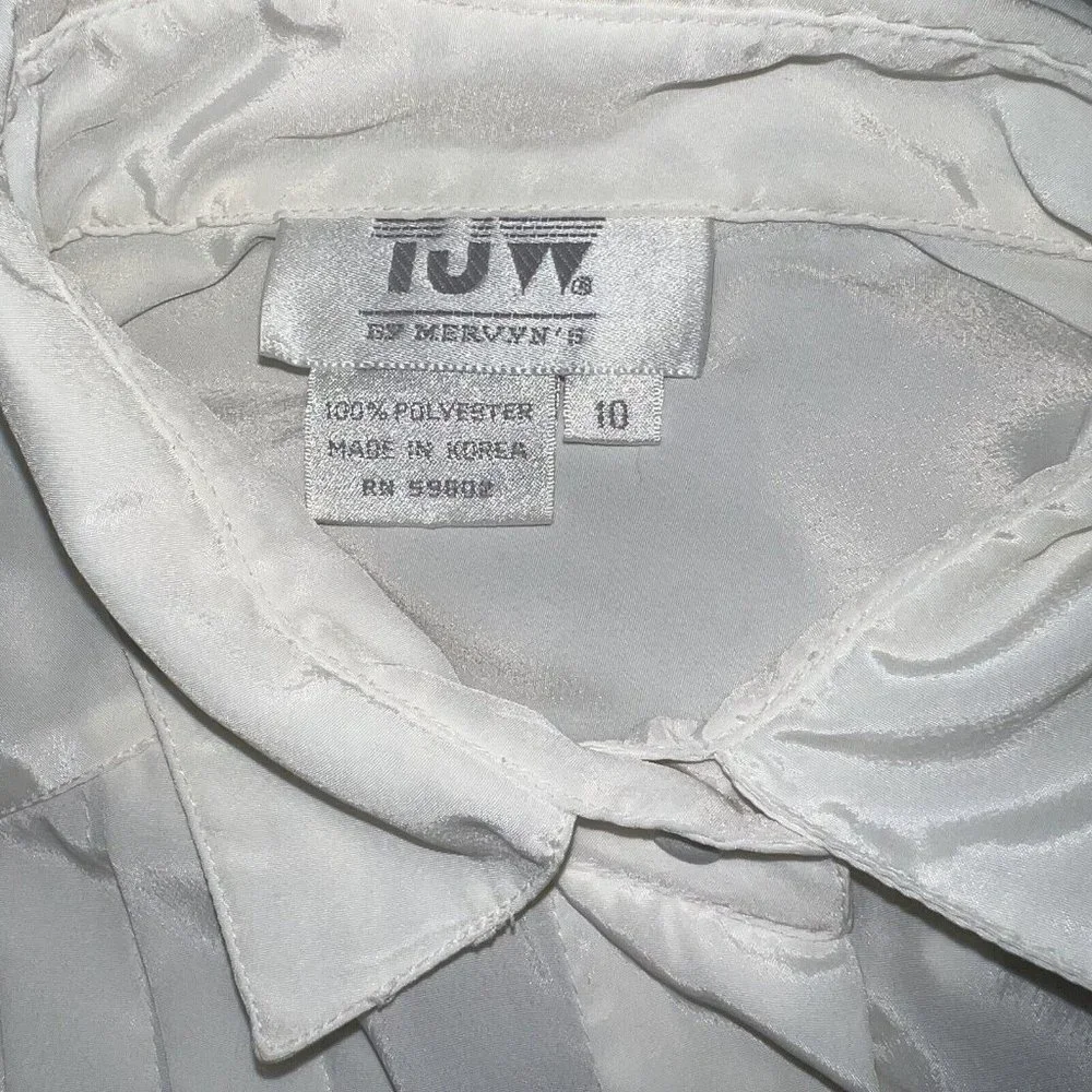 TJW by Mervyn’s 10 Woman’s VintageElegant Pleated White Front Button‎ Blouse
